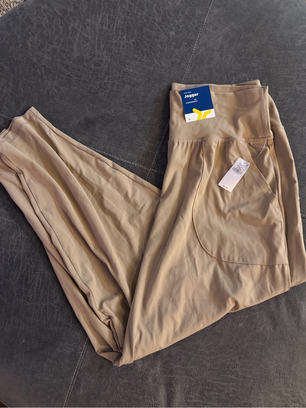 Old Navy Active Jogger Style Pocket Leggings in Tan - Picture 2 of 2